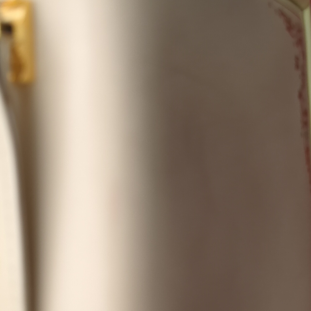Elegant Cream Shoulder Bag with Gold Accents - Picture 8 of 16